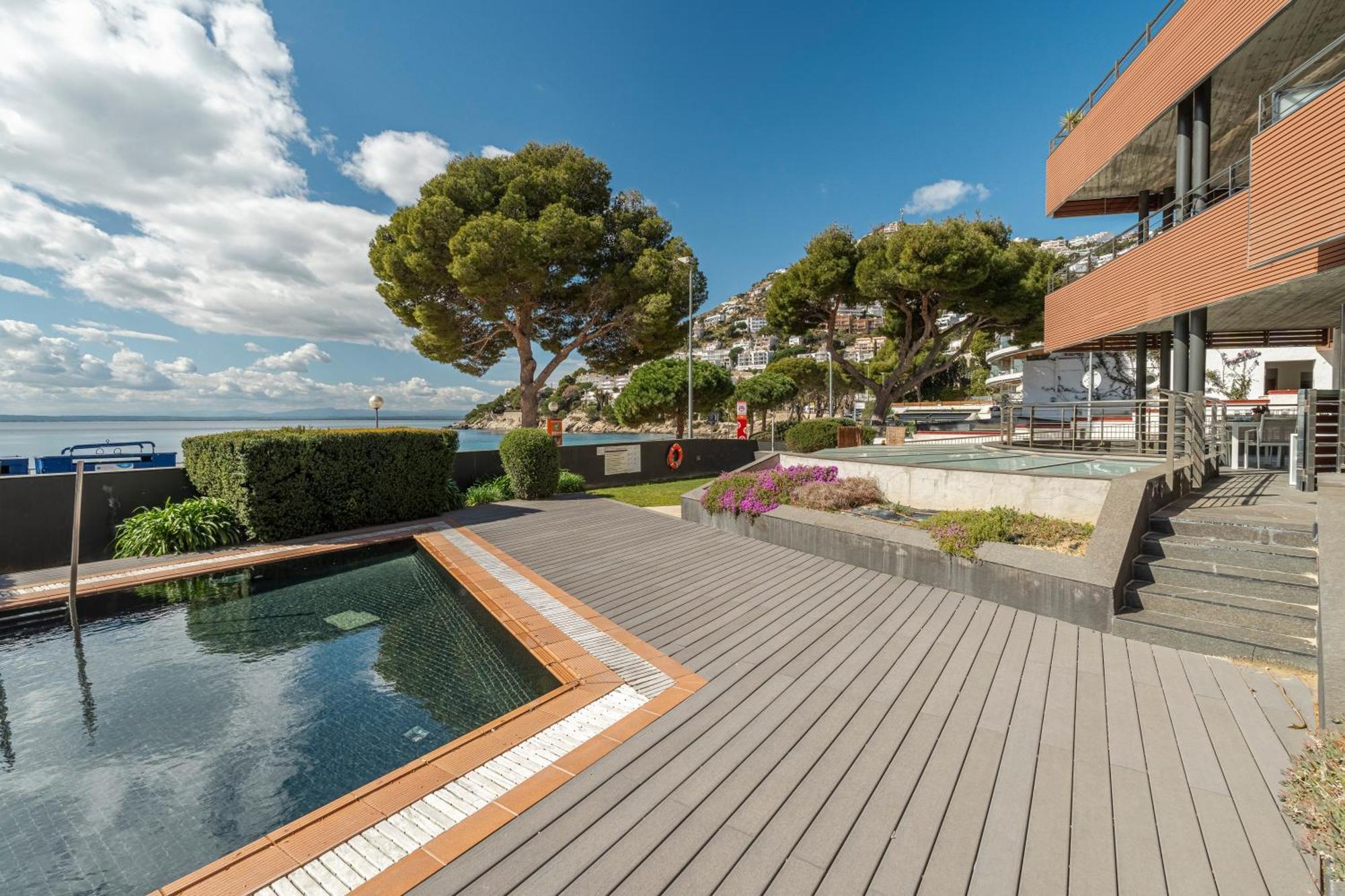 Apartamento Con Gran Terraza Delante Del Mar Roses Dış mekan fotoğraf