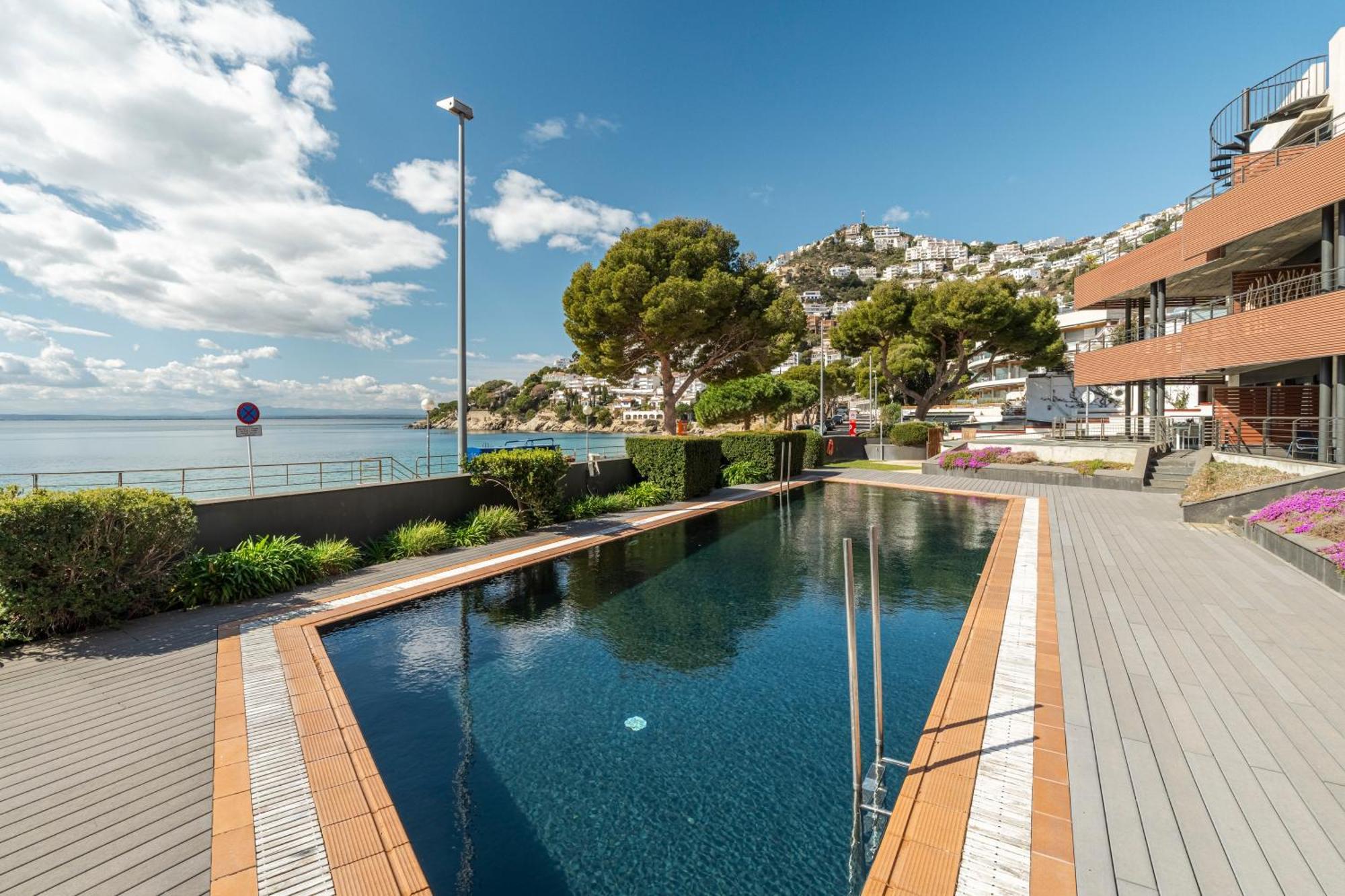 Apartamento Con Gran Terraza Delante Del Mar Roses Dış mekan fotoğraf